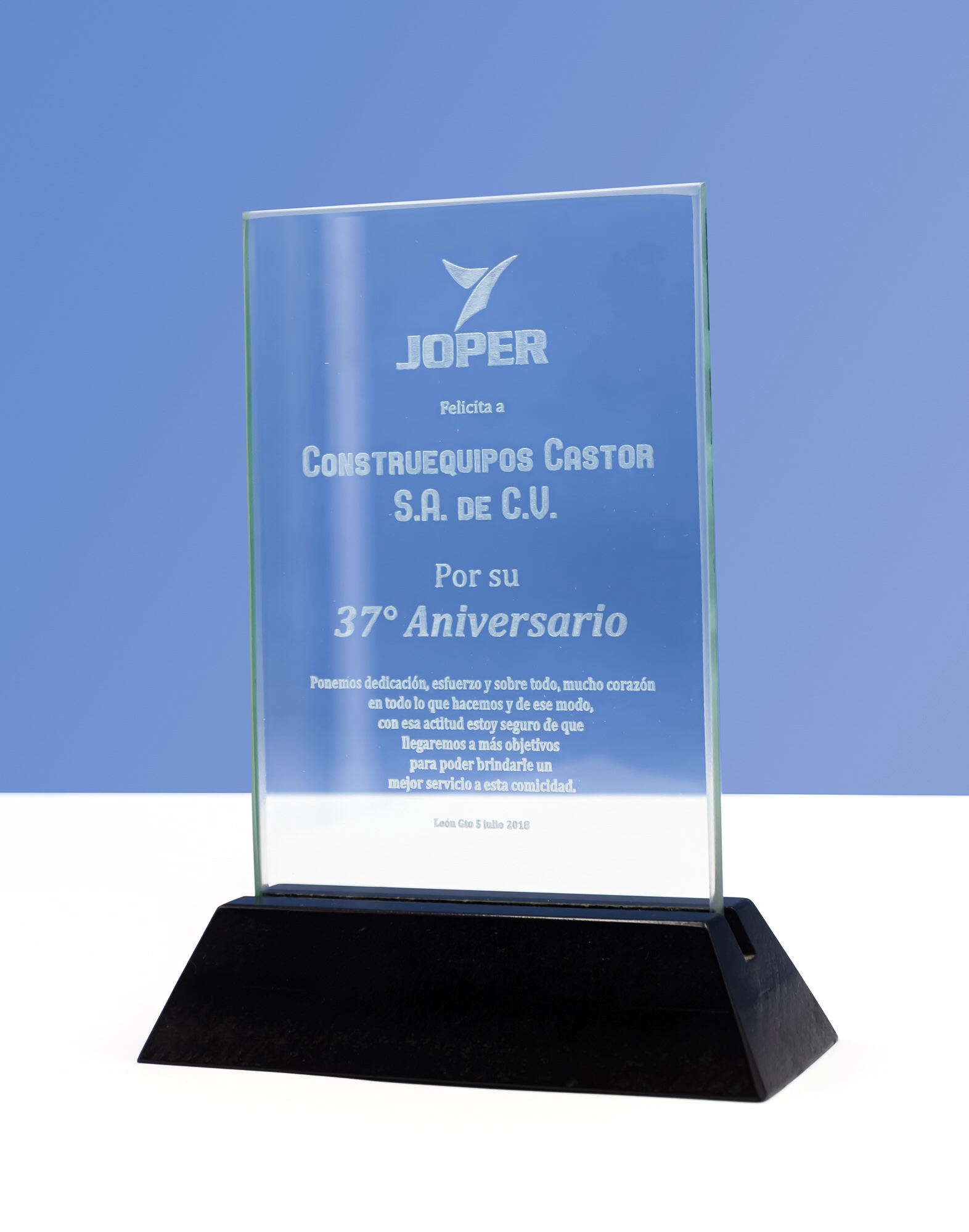 Reconocimiento en cristal rectangular con base de madera